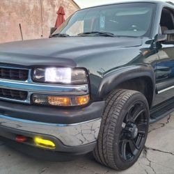 GMC,  Suburban Green,Rear Wheel Drive 88,888,mil  Original Milles Never Abused  22" Xd Series Rims,yellow Amber Lights, Exellent Condition  2001 Year.