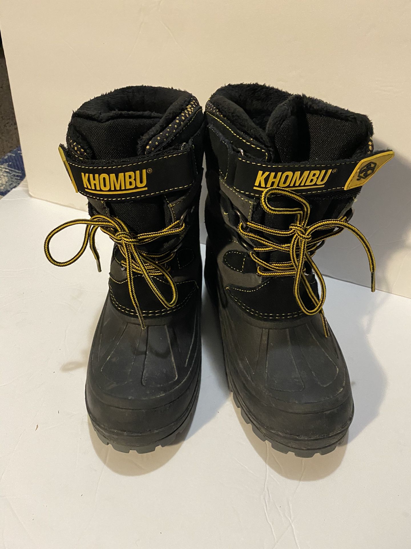 Khombu snow boots sz kids 4 These are quality leather snow boots in great condition Kids/teen size 4