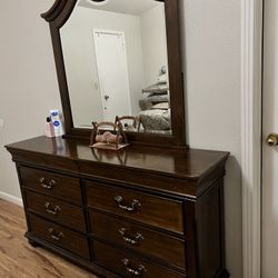 1 King Size Bed 2 Dressers 1 Mirror With Big Dresser