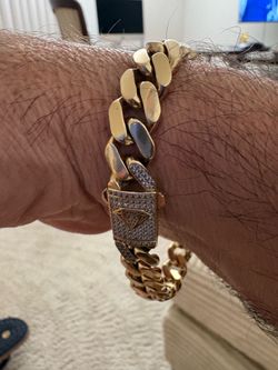 Beautiful set of 14 k gold chain and bracelet with a total weigh of 56 grams.