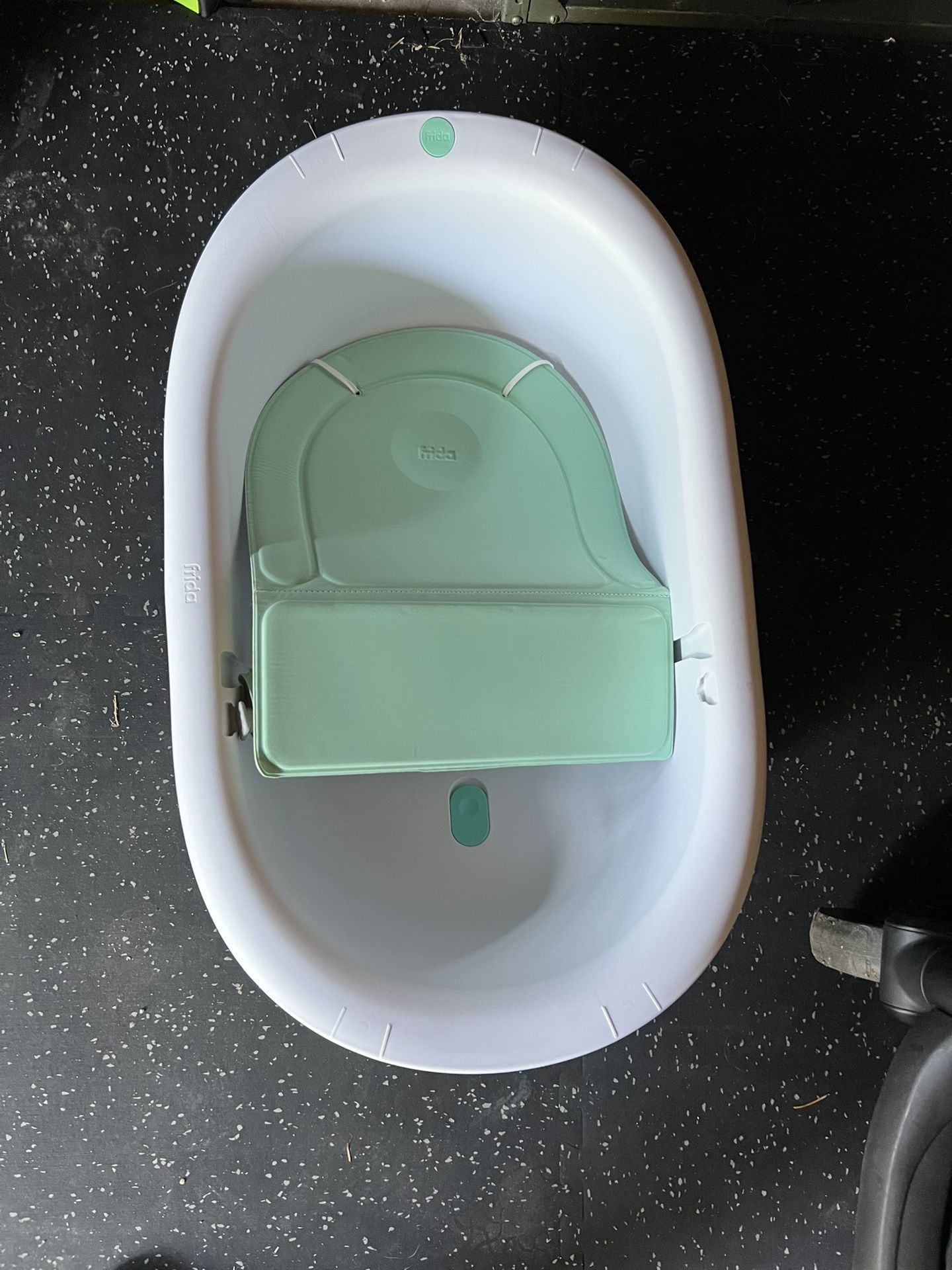 Frida Baby Bath With Newborn Insert