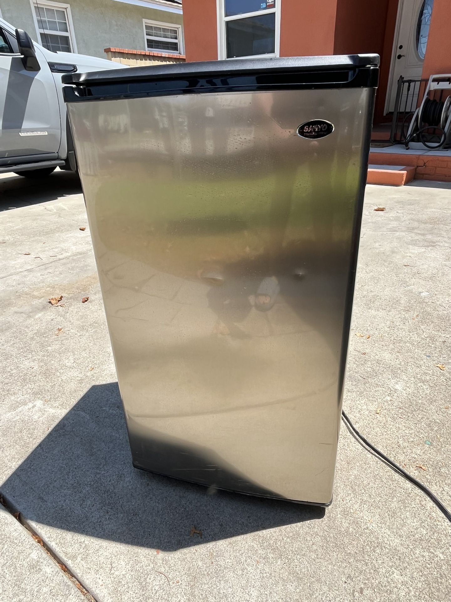 Sanyo SR-3720M Counter Height Mini Fridge, w/ freezer box