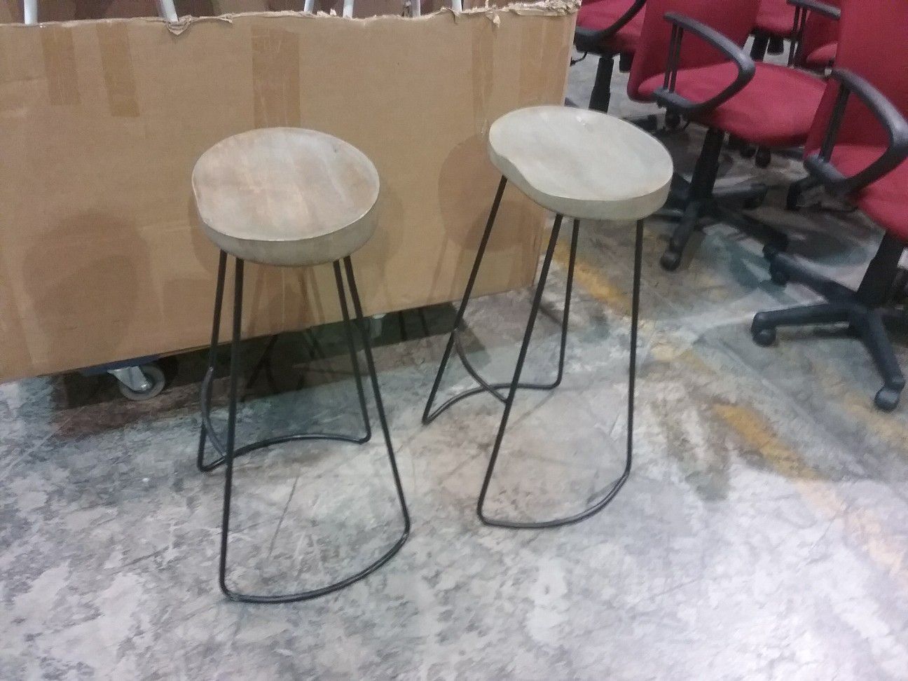 LQQK ~~~~~~~~ FOUR (4) Rugged bar stools .... really cool
