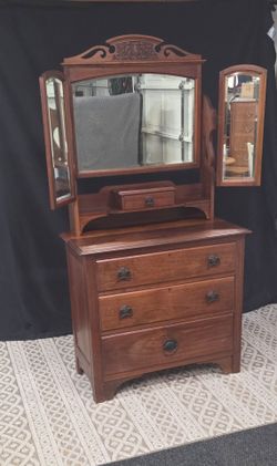 Antique 4 drawer vanity dresser