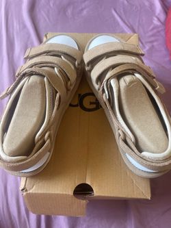 Girls uggs sandal size 4