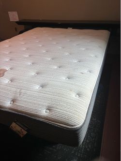 🛏️ Black Lacquer Platform Bed + Queen Beautyrest Mattress