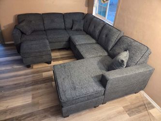 New Sectional Couch with Reversible Chaise! Free Delivery 🚚