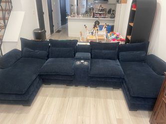 U shaped sectional sofa with console cup holders, 6 seats