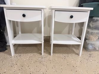 A set of 2 Night stands/beside tables
