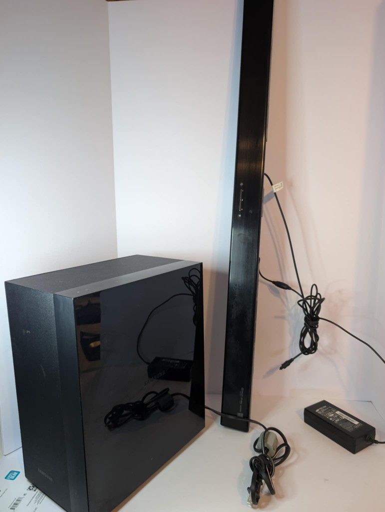 SAMSUNG HW-HM45C SOUNDBAR W/ POWER SUPPLY And sub wooder