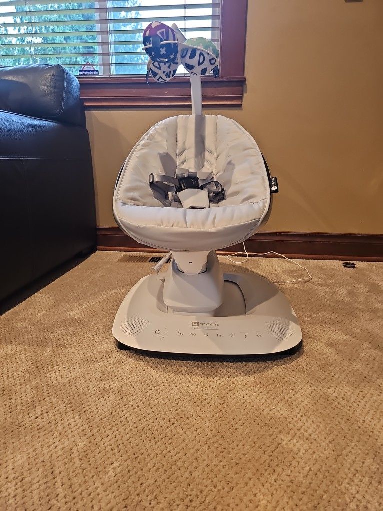New 4moms mamaRoo Swing