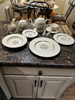 8 Place Settings Ceramic Vintage Dishware  T Pot Creamer Sugar Salt& Pepper