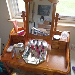 MAKE-UP PARLOR DESK