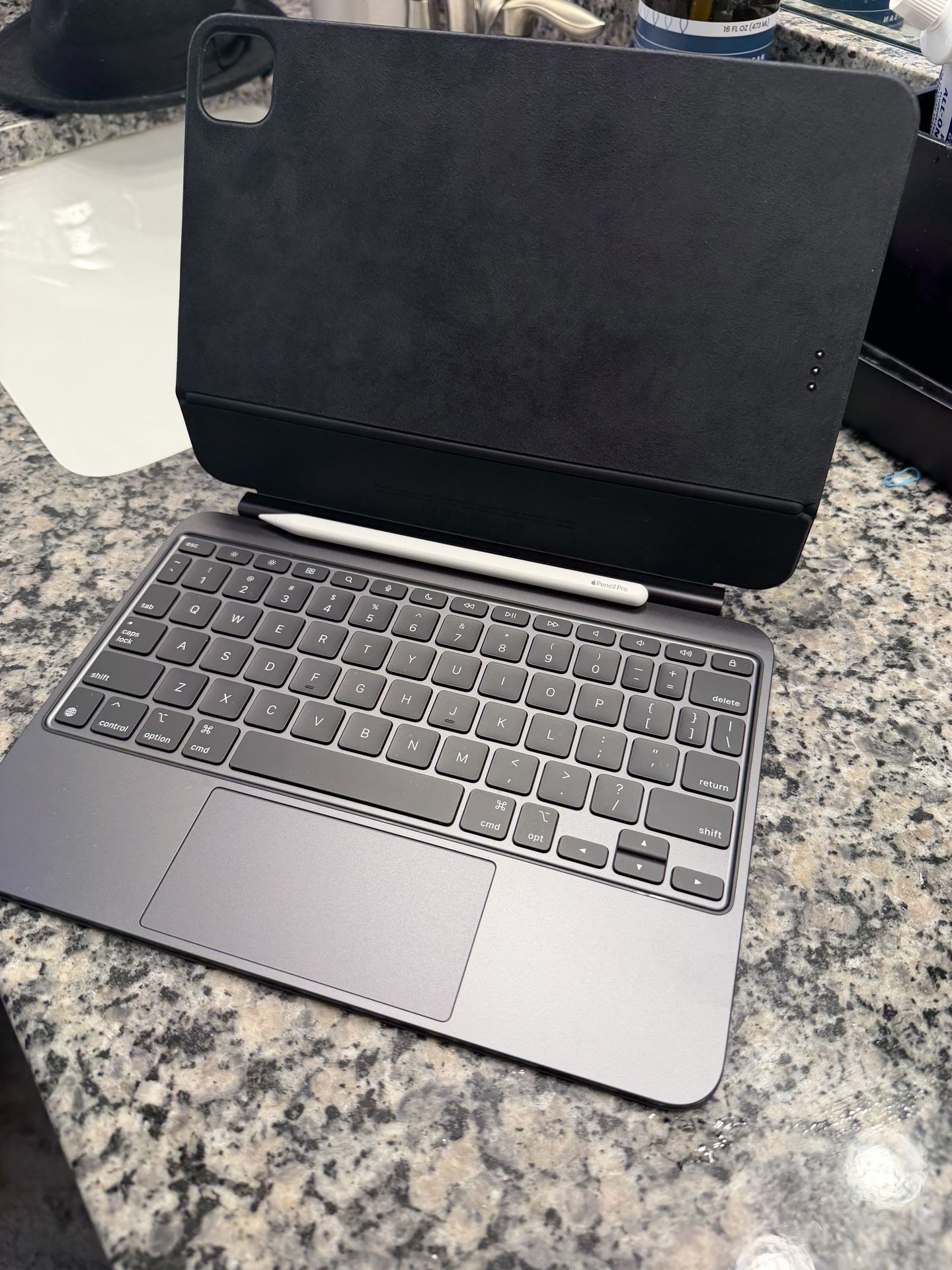 11in a2975 Magic Keyboard & Apple Pencil Pro