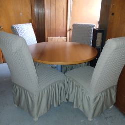 Dining room with four chairs