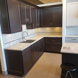 Showroom Kitchen Cabinets
