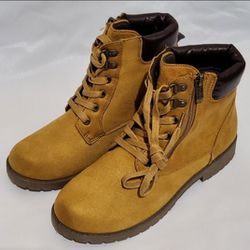 Women Boots lace up 8.5