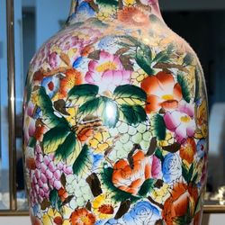 BEAUTIFULLY DESIGNED CHINESE ANTIQUE FLOWER PORCELAIN VASE