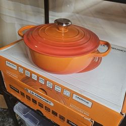 New Woth Box 3.5 Qt Signature Le CrEUSET 
