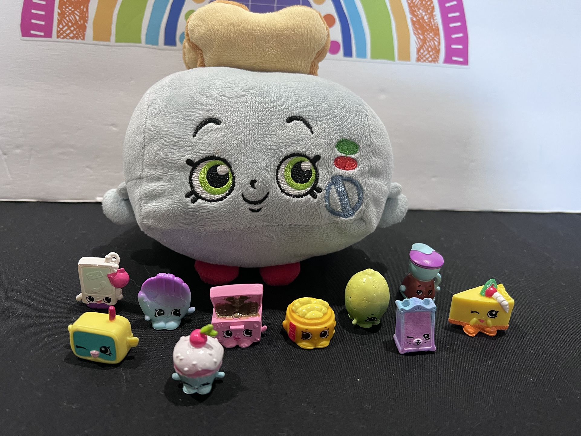 SHOPKINS TOASTER PLUSH WITH 10 SHOPKINS FIGURES!