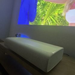 Samsung The Premiere LSP7T 4K Ultra Short Throw Laser Projector — Excellent Condition