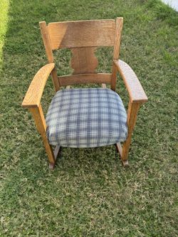 Refurbished Vintage Rocking Chair – Solid Wood + Plaid Cushion