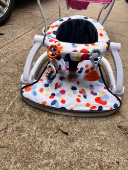 Fisher-Price Sit-Me-Up Floor Seat in the Darling Dots pattern featuring removable, washable fabric. Needs cleaning $20 Location: Arlington  Se Habla E