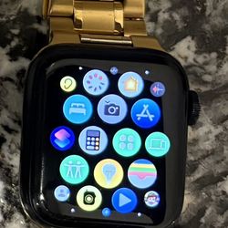 Apple Watch Series 8 45mm GPS – Works Great – Charger Included