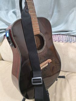 ALVAREZ ACOUSTIC ELECTRIC GUITAR FULL SIZE TOP QUALITY BUILD IN TUNER NEW STRINGS FANTASTIC SOUND READY