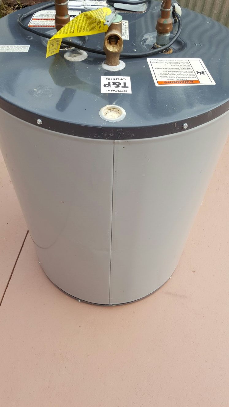 American Proline 28 Gallon Water Heater in Excellent Condition for Sale in Pembroke Pines, FL
