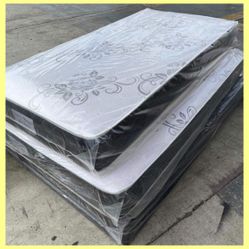 Full size mattress / Colchón