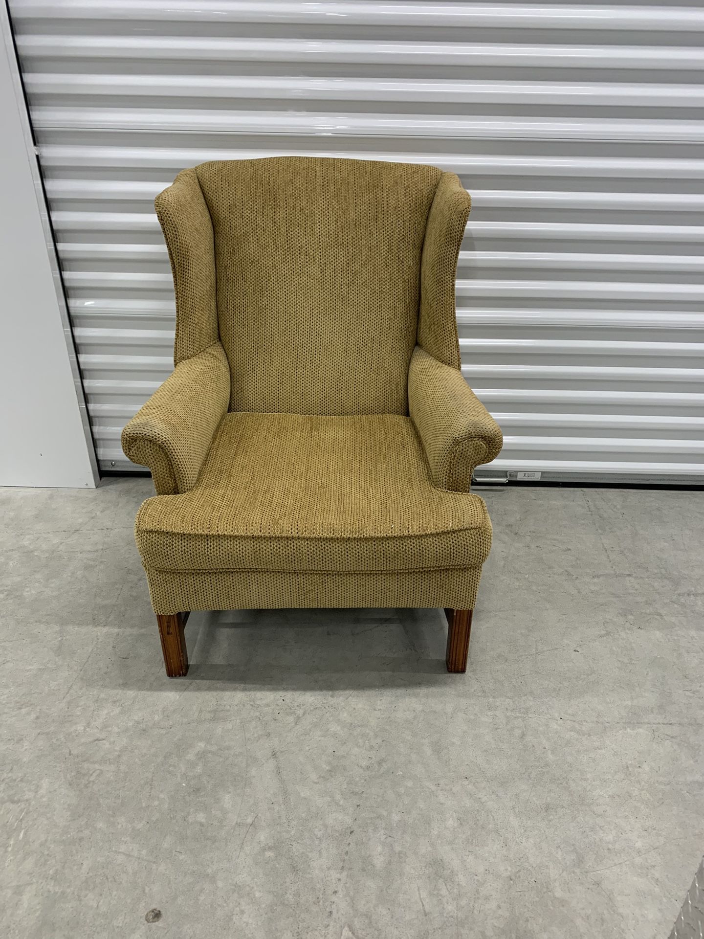 🏡 Classic Wingback Accent Chair – Timeless Comfort & Style!