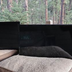 2 Smart TVs 