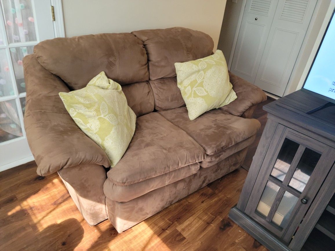 Brown Loveseat With Pillows 