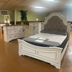 AP🎉3-Piece (Bed, Dresser, Nightstand)- Realyn Chipped White// Financing & Delivery Available 