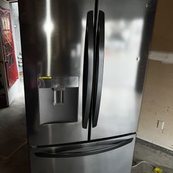 Fridge w/ Ice Maker & Water Dispenser