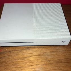 Selling Xbox 1 S It’s In GREAT condition Works Great 