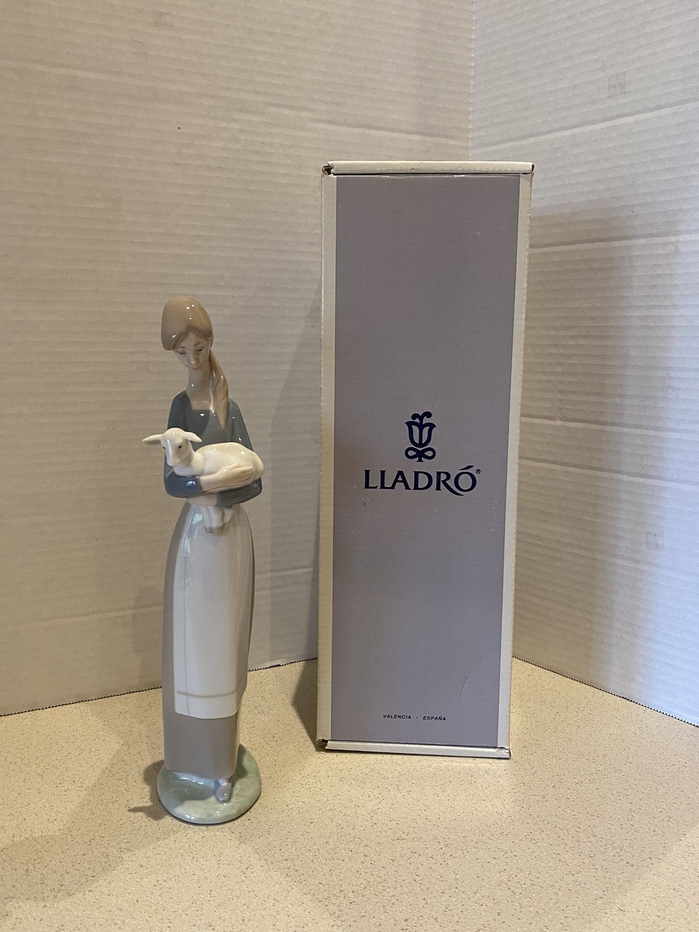 Lladro Figurine Girl With Lamb #04505