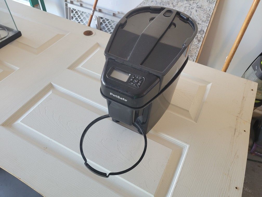 Automatic Pet Dogs Or Cats Feeder.