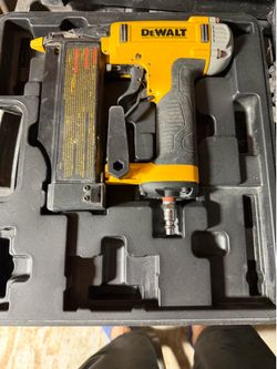 Clavadora de pines DEWALT de calibre 23 (modelo DWFP2350K), d.