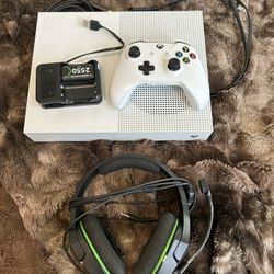 Xbox 1 Digital edition + Headset + Battery Pack