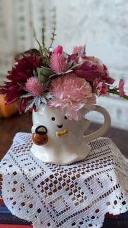 Haunted Garden Ghost Arrangement – Fall Favorite 🕯️🌸