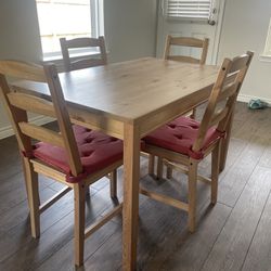 Table and 4 Chairs $120
