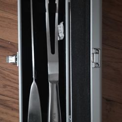 COLLECTIBLE STAINLESS STEEL LARGE FORK & KNIFE SET W/ BRIEFCASE GEOGETOWN HOS SY