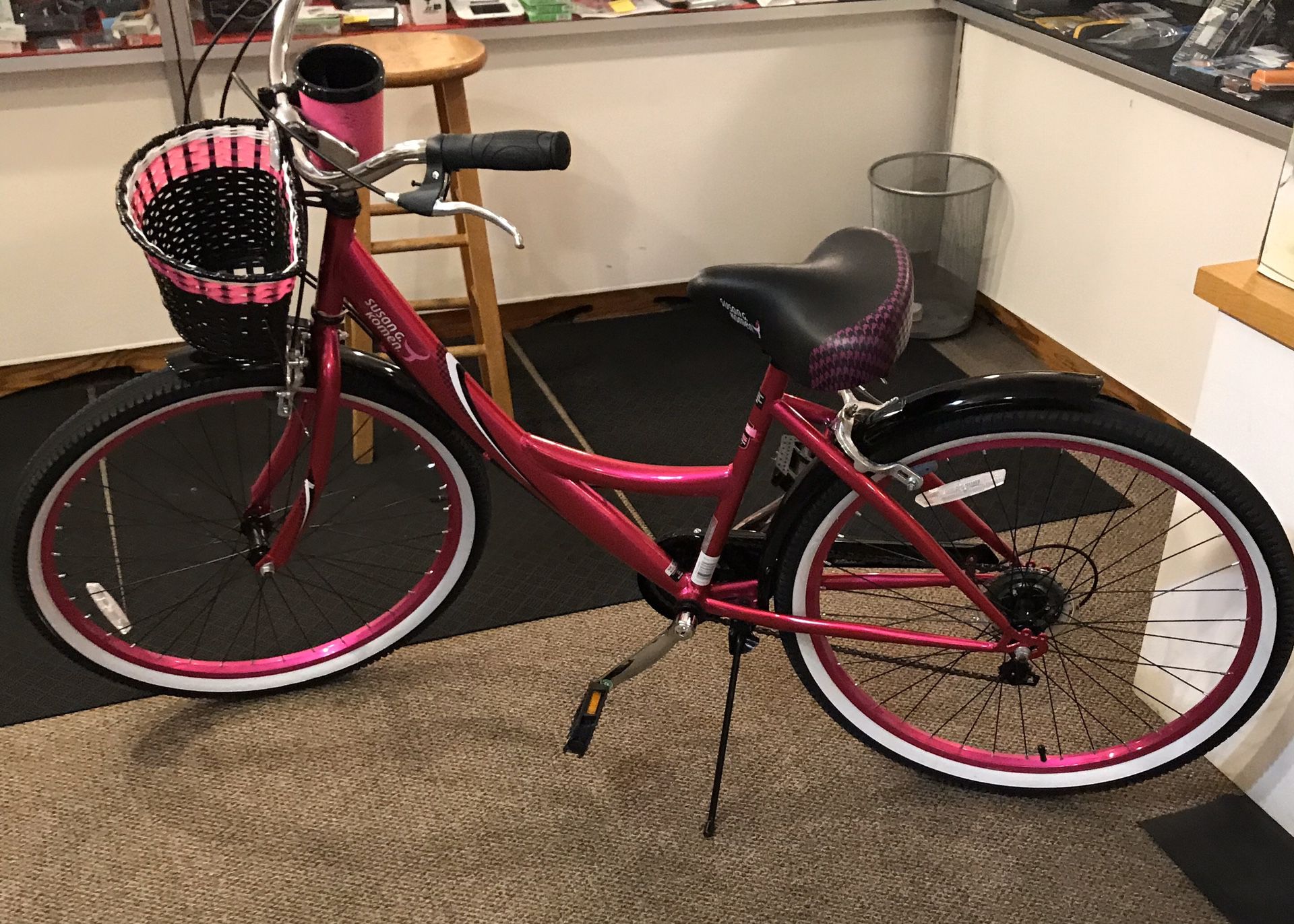 SUSAN G KOMEN CRUISER 26” Women’s Multi Speed Bike/Hot Pink/Mint Condition
