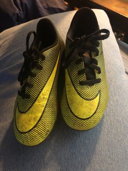 Soccer shoes