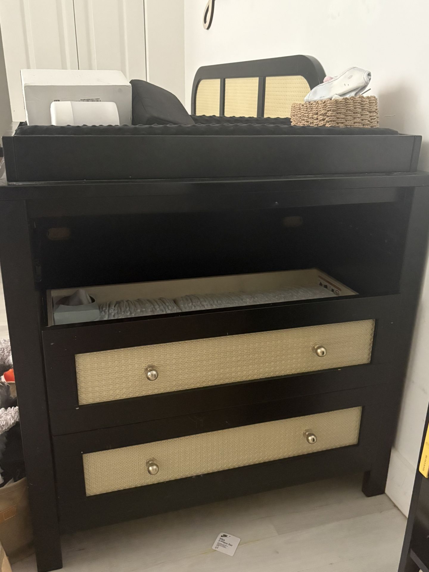 Crib Comes With Diaper Changing Table With 3 Drawers.