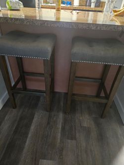 2 bar stools