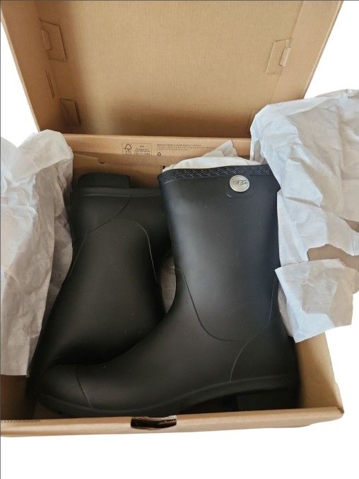 UGG Women's Sienna Matte Rain Boots Black Rubber Sheepskin Multiple sizes available
New In Box