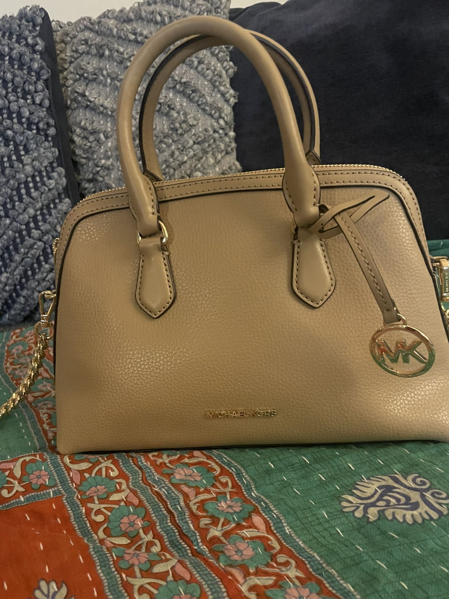 Cute Michael Kors Hand Bag. Gold Hardware, Detachable Strap. Very Pretty, Very Classy